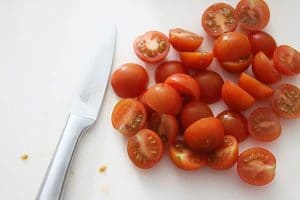Cherrytomaatjes in partjes gesneden